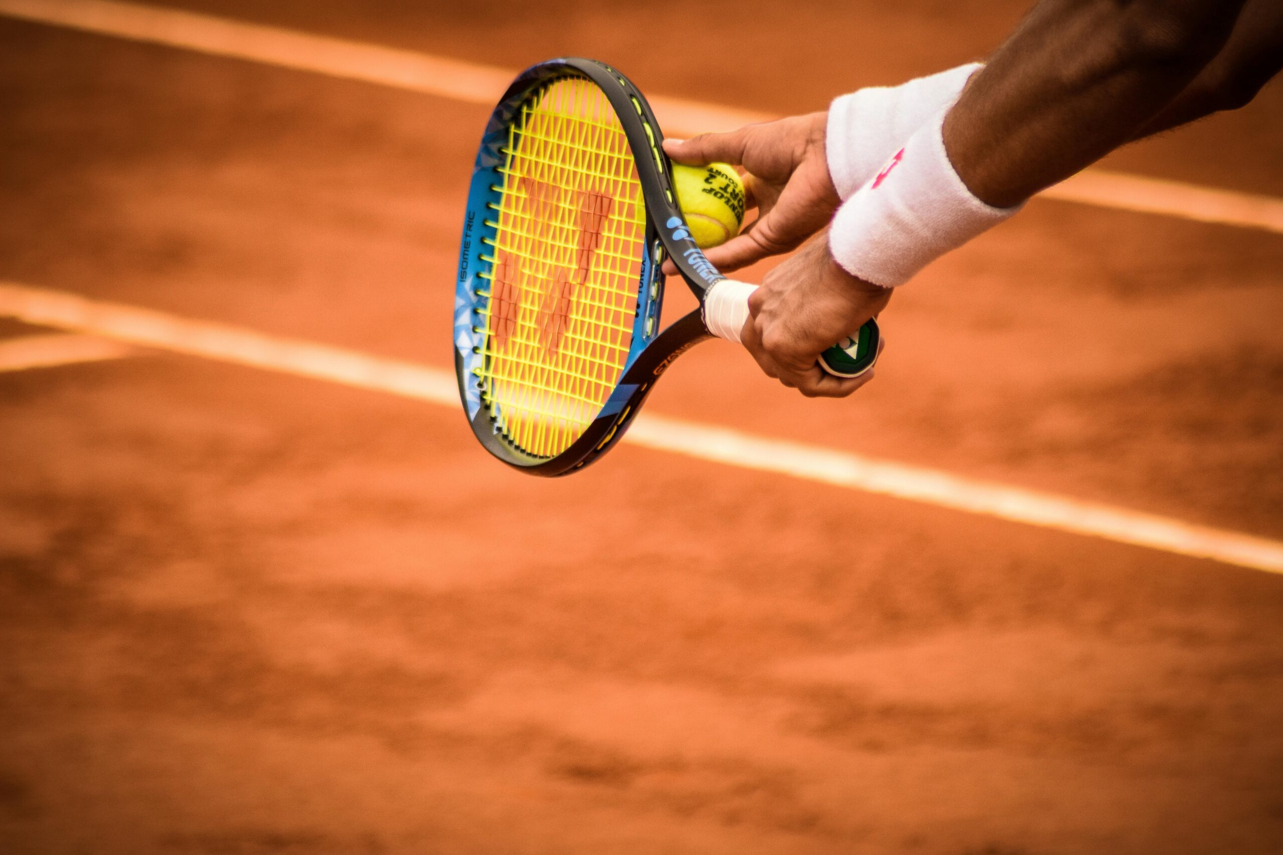 Гид по выбору теннисной ракетки: ключевые аспекты для игры на высоком уровне